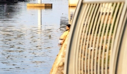 Người đàn ông chết trong tư thế treo cổ bằng áo trên kênh